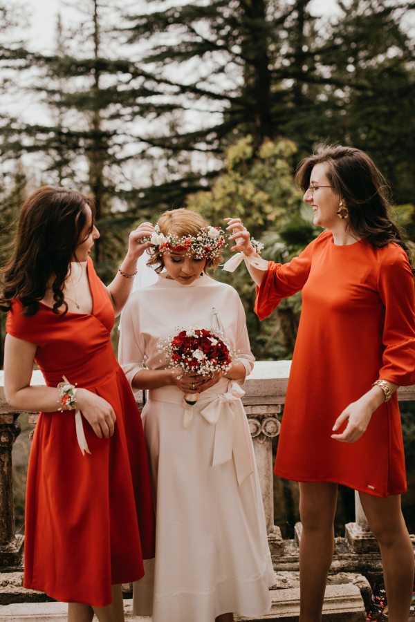 Esküvői vendégek pirosban