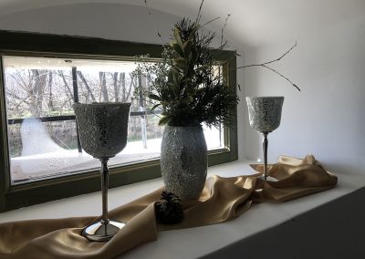 Téli esküvői növénydekoráció - ablakdísz fenyővel