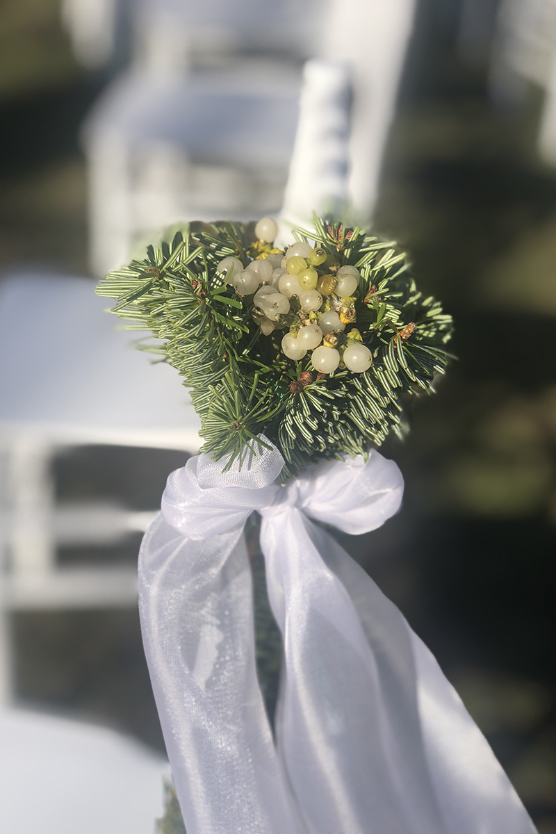 Téli esküvői növénydekoráció - fagyöngy fenyőággal
